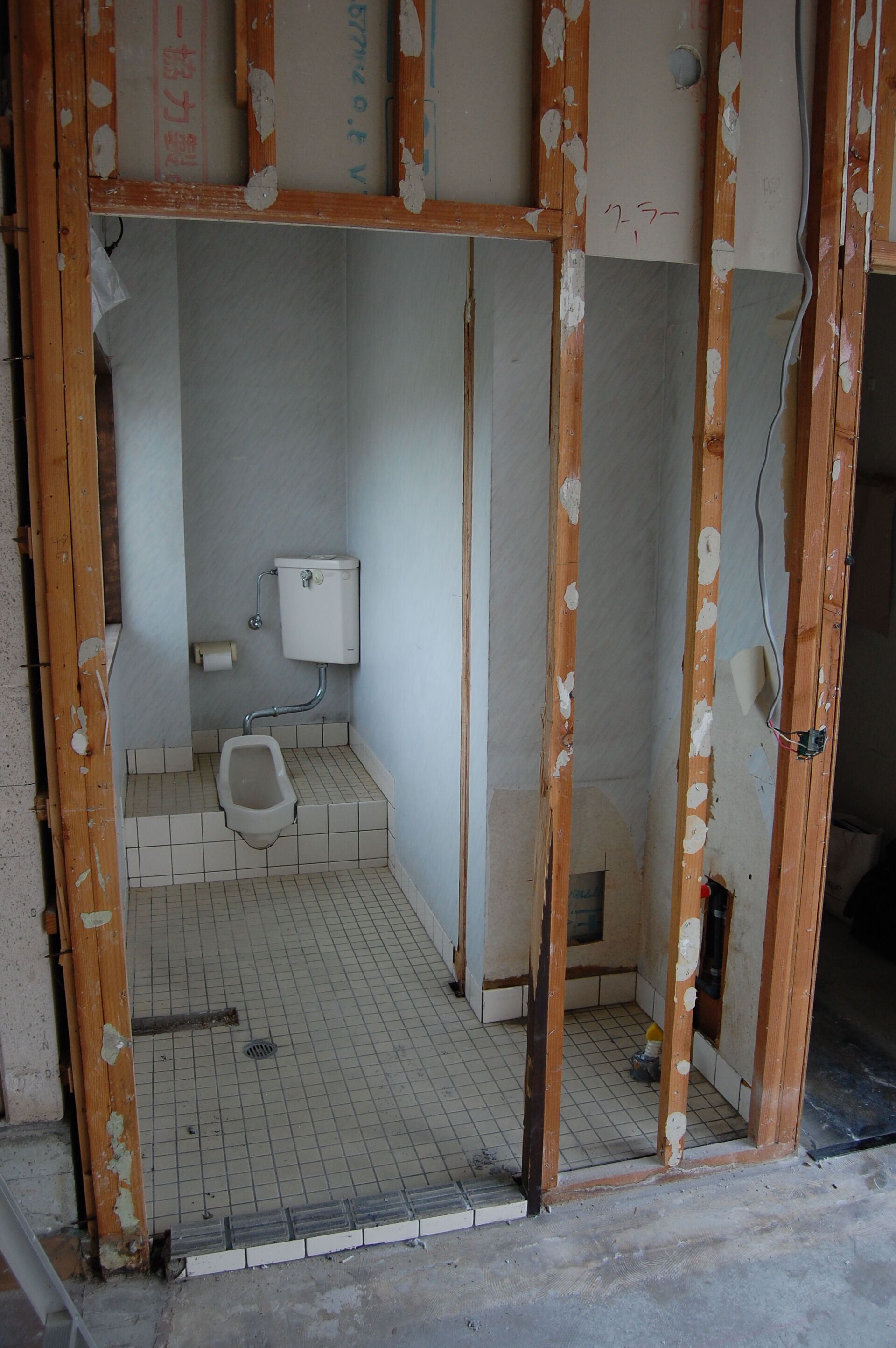 高槻市　美容室新装工事が着工しました！まずは、部分解体と軽鉄下地工事
