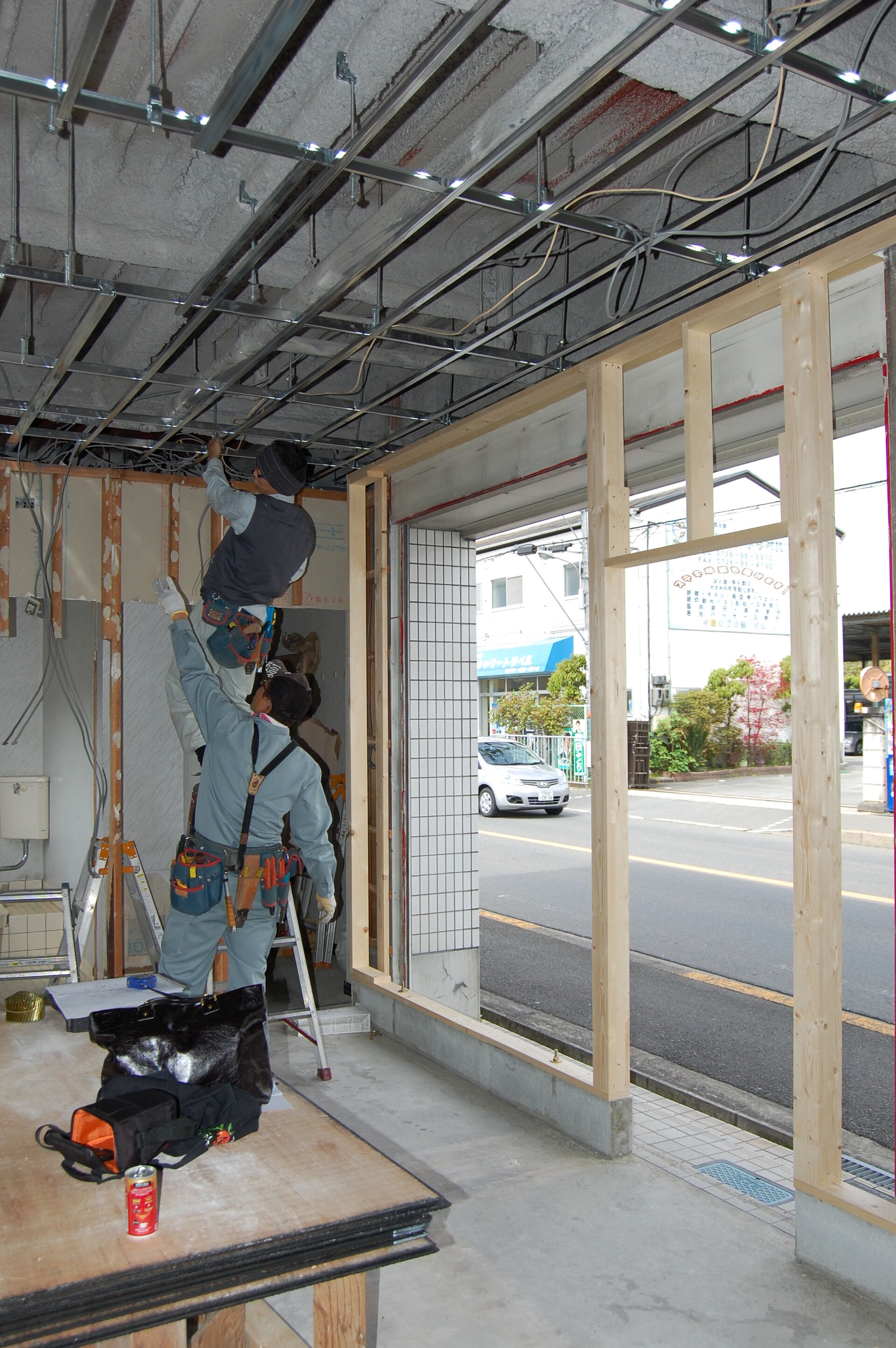 高槻市　美容室新装工事が進んでいます！　電気の仕込み工事