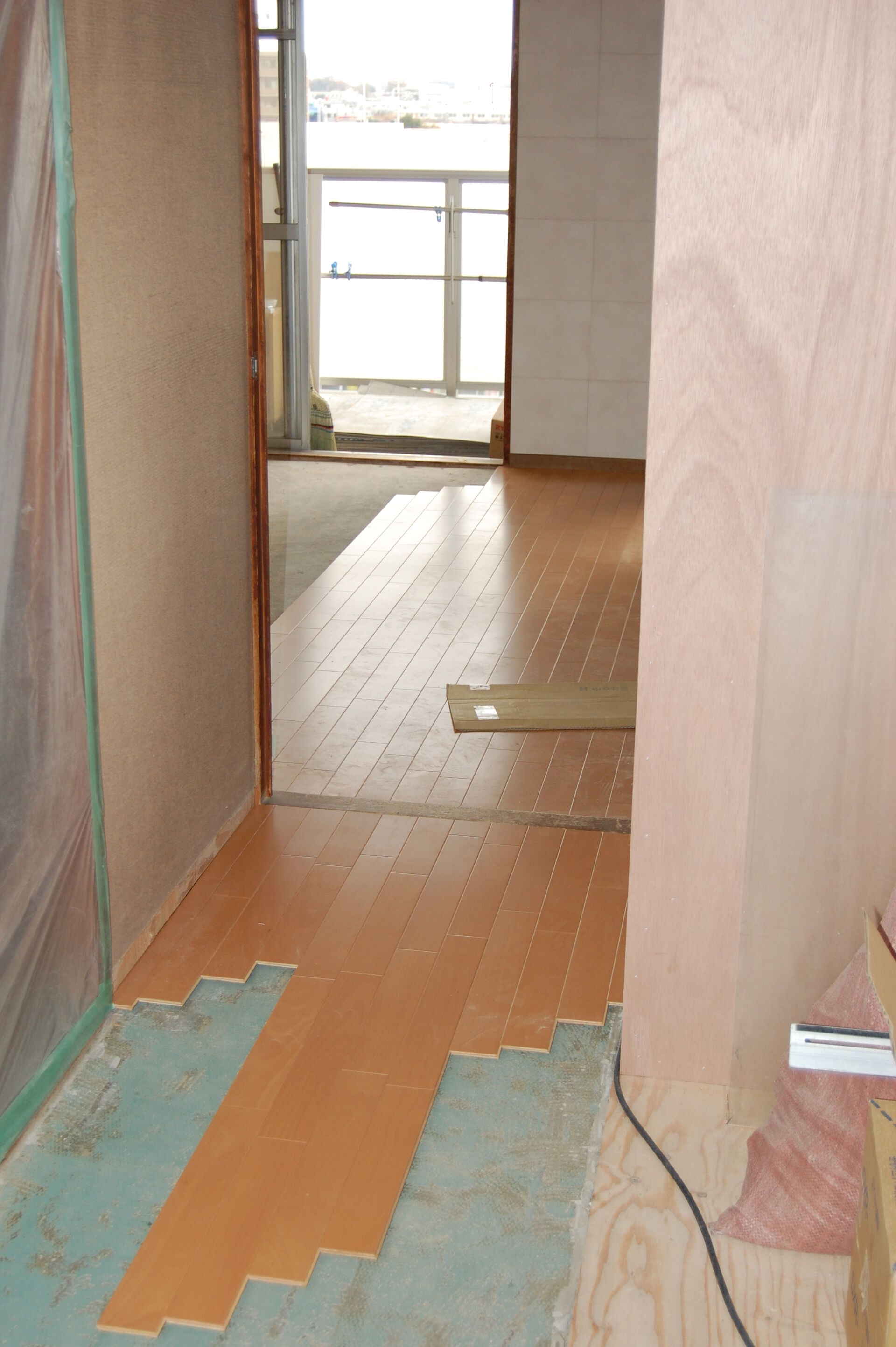 茨木市のマンションで「居間とキッチンを結んでリビングに！マンションリフォーム！」もうすぐ完成！