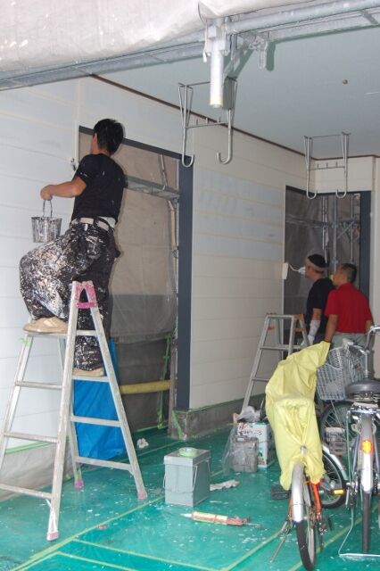 茨木市　外壁屋根塗装工事なんとか進んでいます！