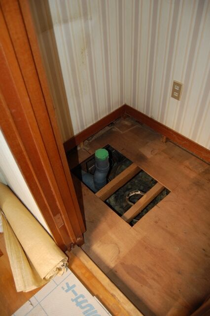 茨木市　「使いやすさとバリアフリーを考えた水廻りリフォーム」　２階の洗面コーナー&トイレ工事進んでいます！